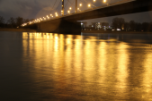 Rhein bei Nacht lange Belichtung